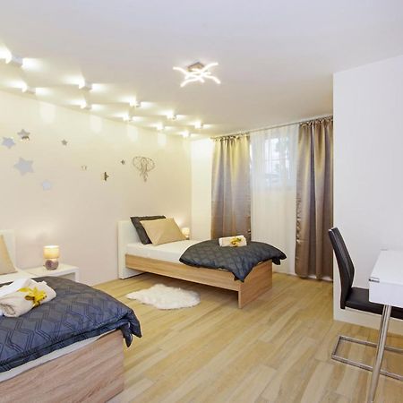 Split Symphony Garden: Modern, New Apartment Exteriör bild