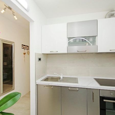 Split Symphony Garden: Modern, New Apartment Exteriör bild