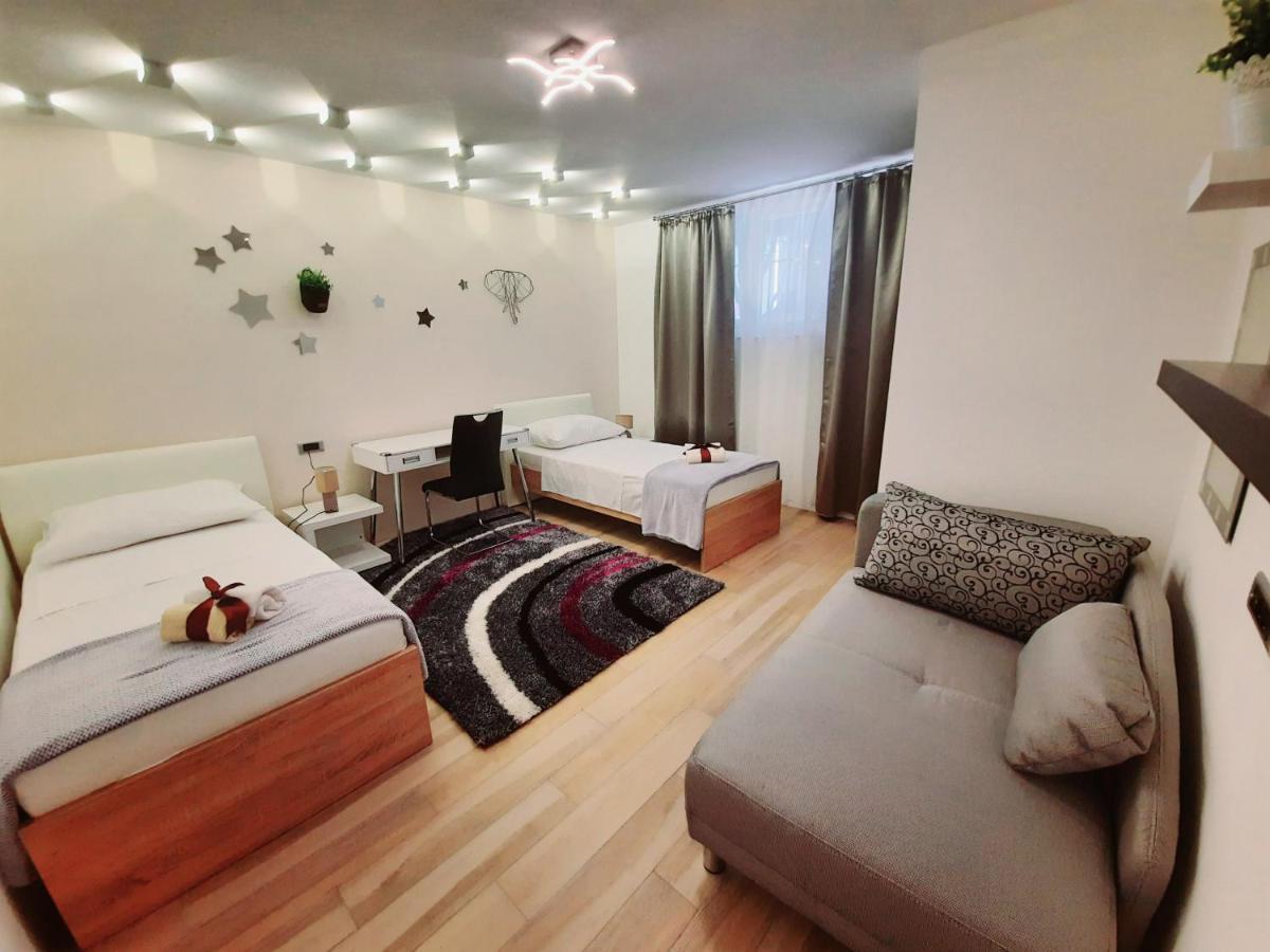 Split Symphony Garden: Modern, New Apartment Exteriör bild