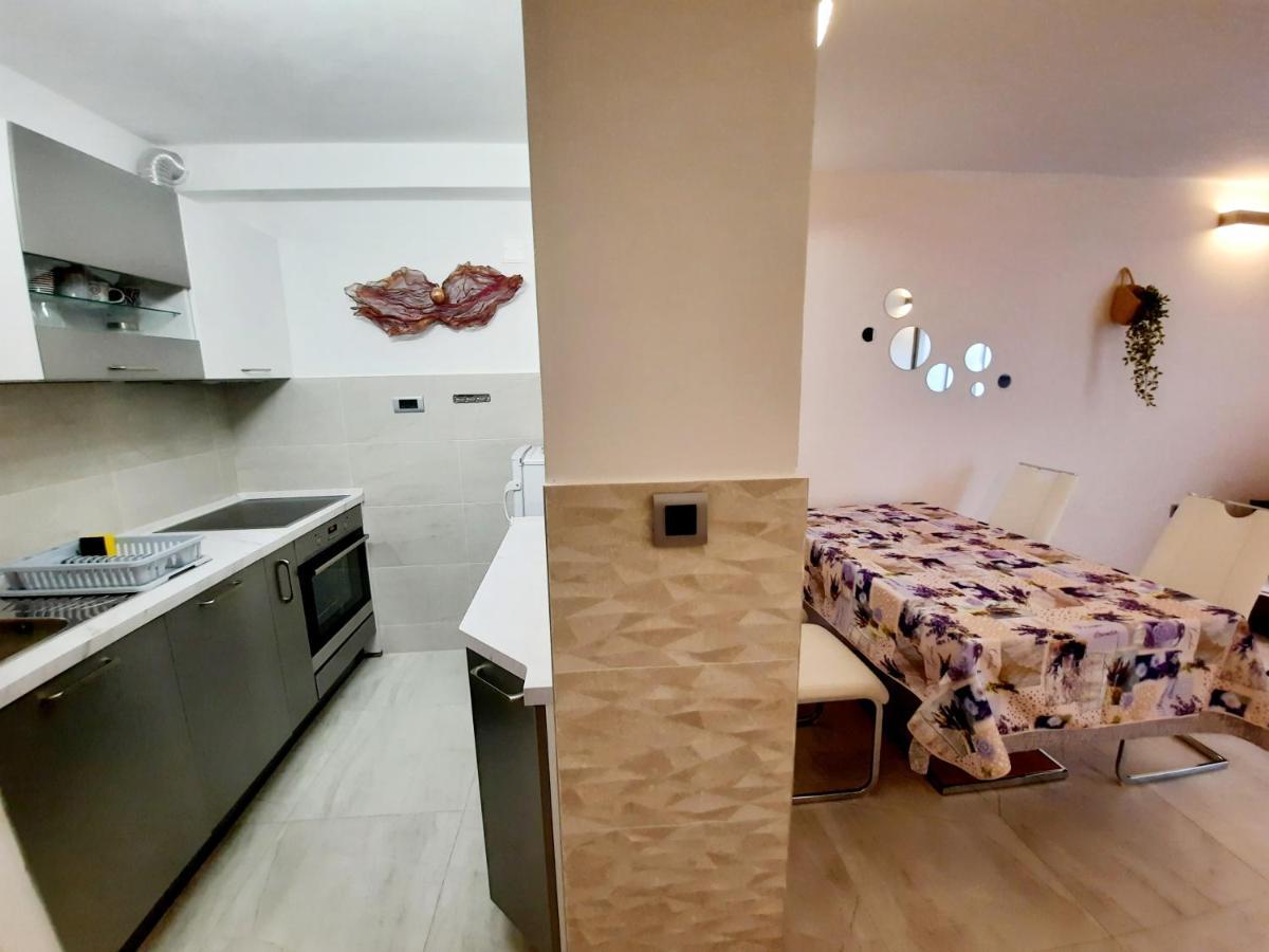 Split Symphony Garden: Modern, New Apartment Exteriör bild