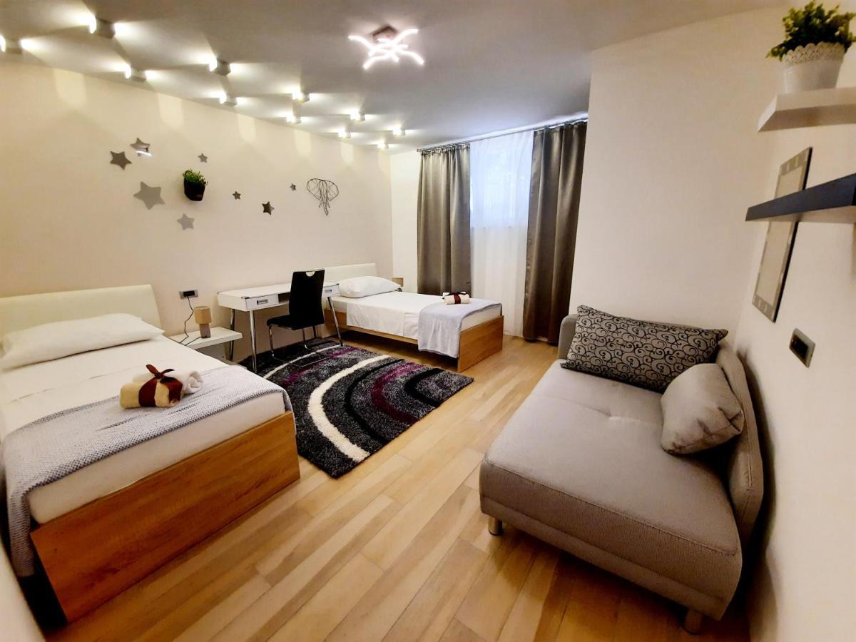 Split Symphony Garden: Modern, New Apartment Exteriör bild