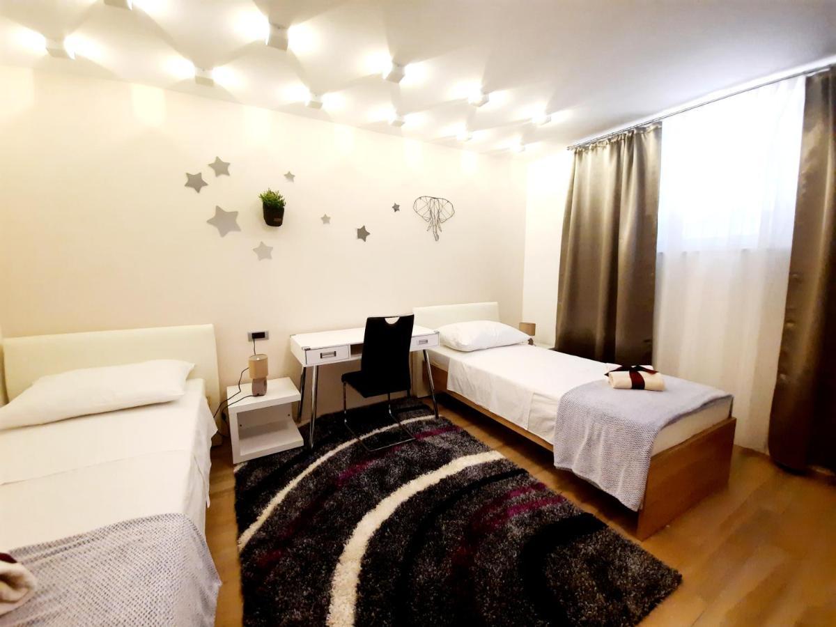 Split Symphony Garden: Modern, New Apartment Exteriör bild