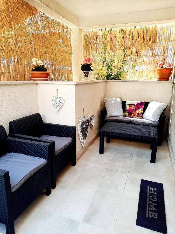 Split Symphony Garden: Modern, New Apartment Exteriör bild