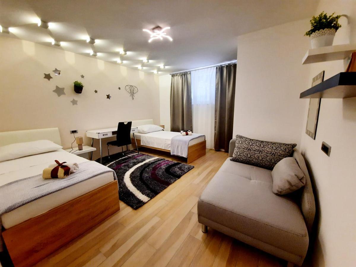 Split Symphony Garden: Modern, New Apartment Exteriör bild
