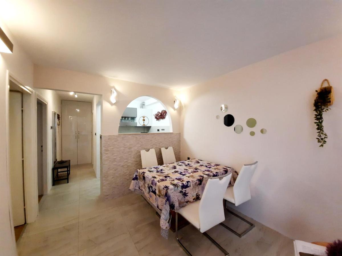 Split Symphony Garden: Modern, New Apartment Exteriör bild