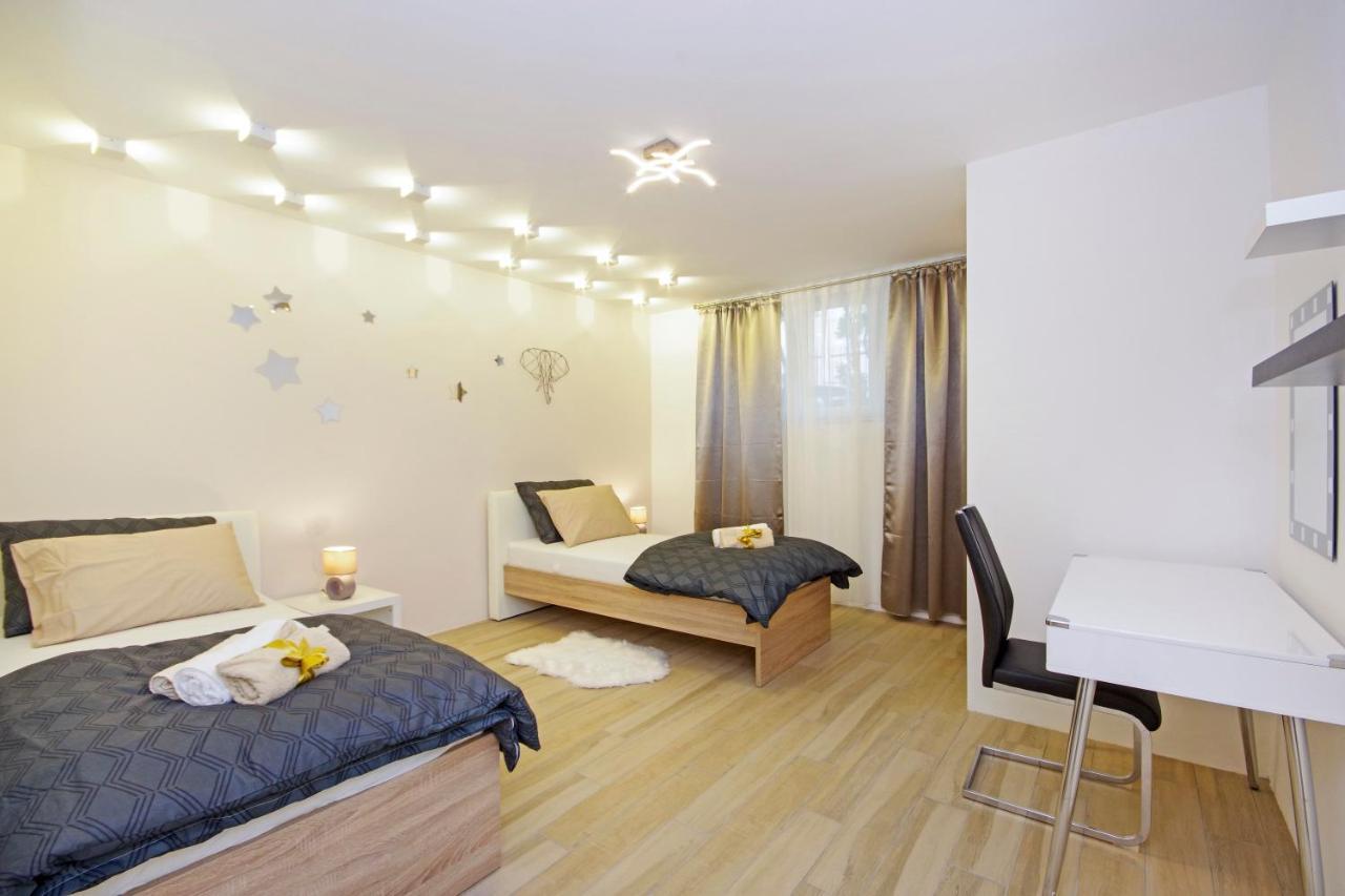 Split Symphony Garden: Modern, New Apartment Exteriör bild