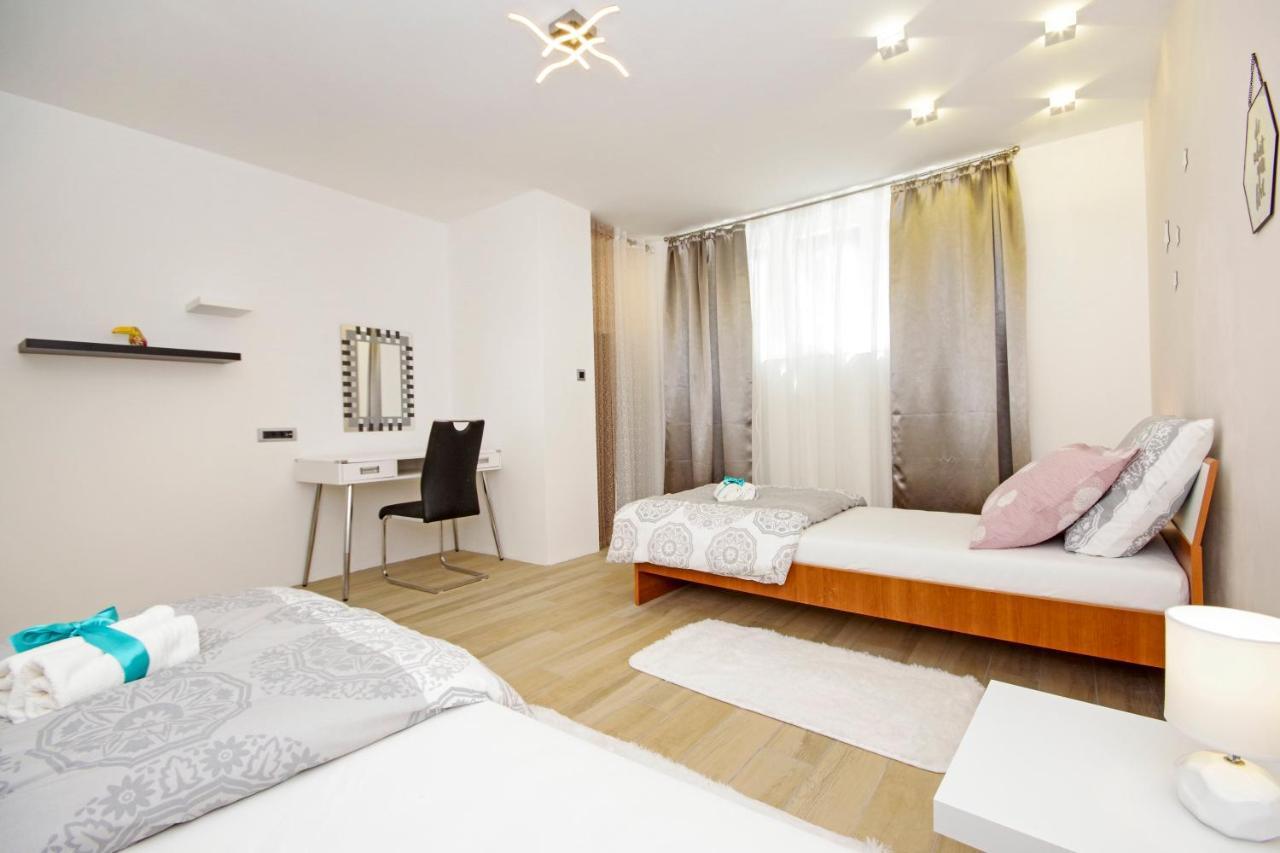 Split Symphony Garden: Modern, New Apartment Exteriör bild
