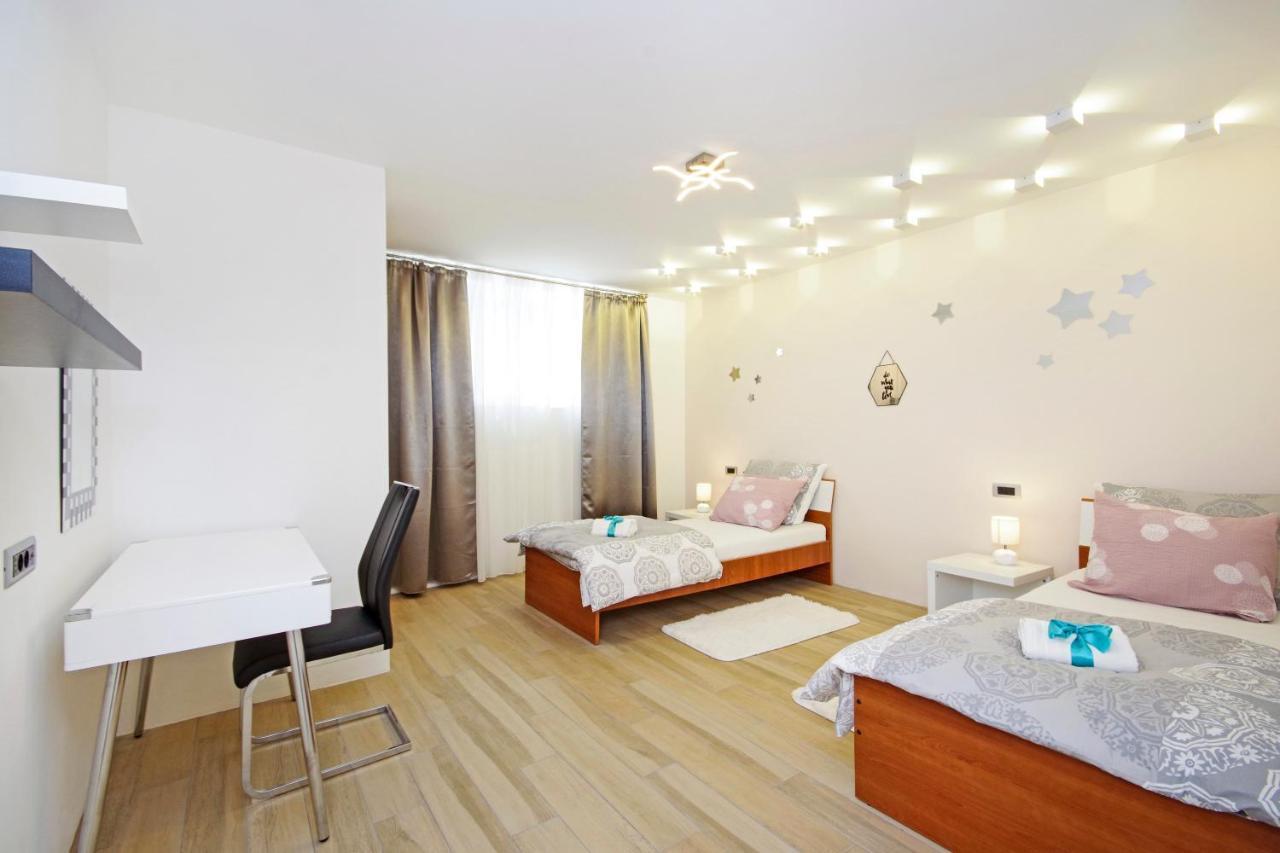 Split Symphony Garden: Modern, New Apartment Exteriör bild