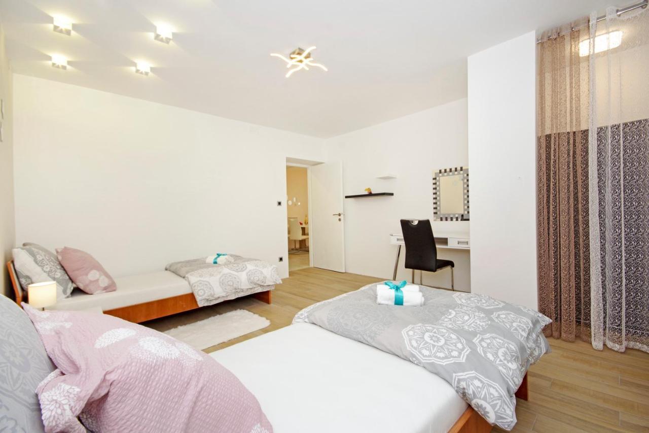 Split Symphony Garden: Modern, New Apartment Exteriör bild
