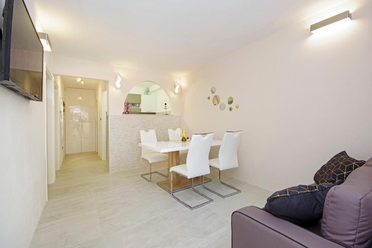 Split Symphony Garden: Modern, New Apartment Exteriör bild