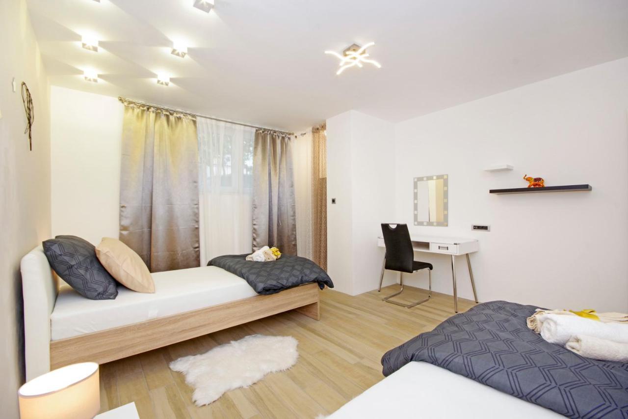 Split Symphony Garden: Modern, New Apartment Exteriör bild