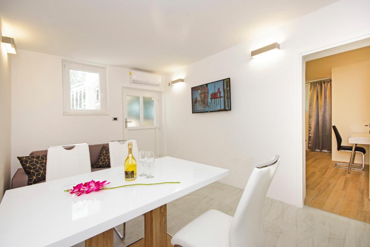Split Symphony Garden: Modern, New Apartment Exteriör bild