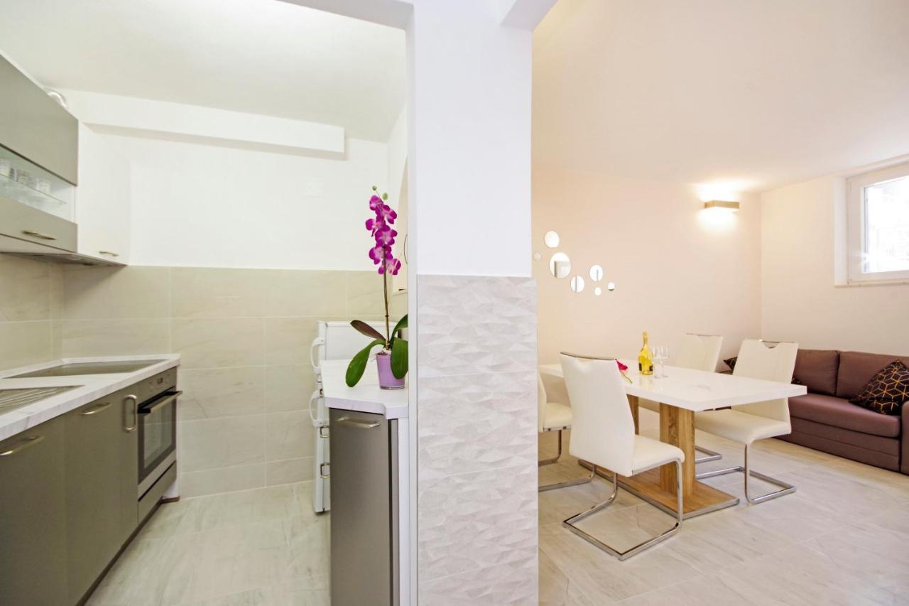 Split Symphony Garden: Modern, New Apartment Exteriör bild