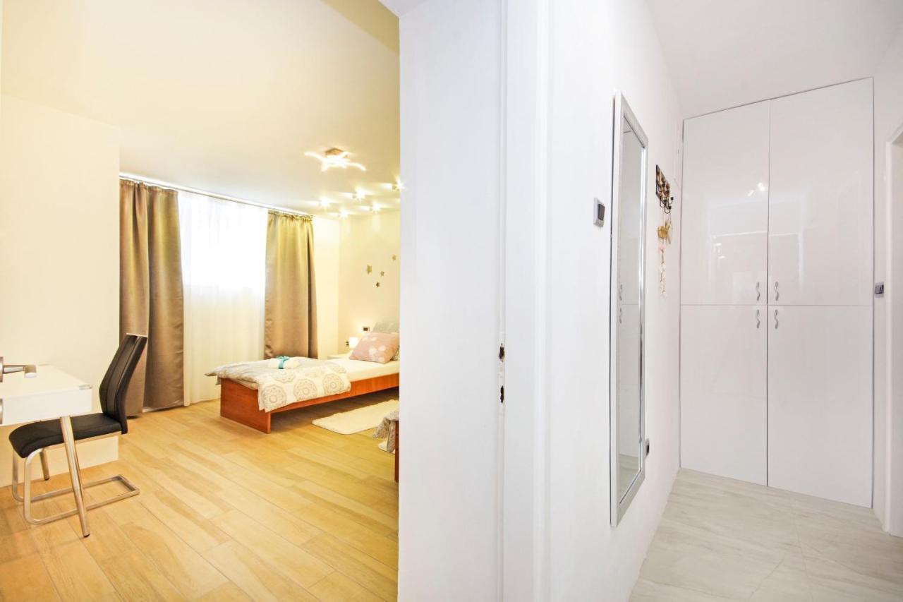 Split Symphony Garden: Modern, New Apartment Exteriör bild