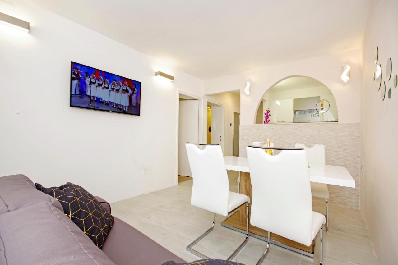 Split Symphony Garden: Modern, New Apartment Exteriör bild
